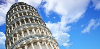 Drone finisce contro la Torre di Pisa, sanzionati due turisti torre di Pisa