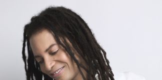 Sananda Maitreya torna in Italia a maggio con The Sugar Plum Pharaohs per celebrare 30 anni di carriera