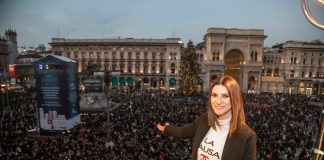 Milano, bagno di folla per Laura Pausini in piazza Duomo