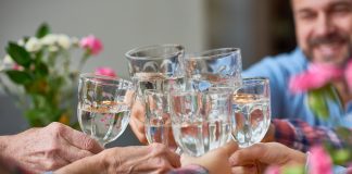 L’esperta consiglia: “Bere acqua per difendersi dagli eccessi di Natale”