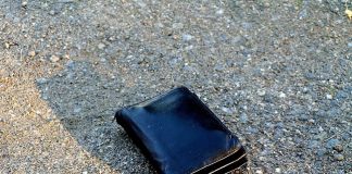 Smarrisce il portafogli: una prostituta lo raccoglie e lo porta ai Carabinieri portafogli