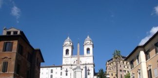 Roma, ubriaco scivola con l’auto sulla scalinata di Trinità de Monti Trinita dei Monti Roma