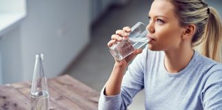 Depurarsi dopo le festività natalizie, alcuni consigli bere acqua