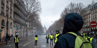 Donne in gilet giallo a Parigi contro Macron: corteo pacifico e senza incidenti gillet gialli