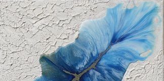 Colori in musica nell’intenso astratto di Paola Bona fiume di ghiaccio resina su tela