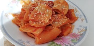 Paccheri in rosso con ricotta salata, la ricetta Paccheri in rosso con ricotta salata