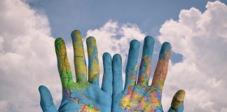 Giornata della Terra, le riflessioni di Confagricoltura mani pianeta terra