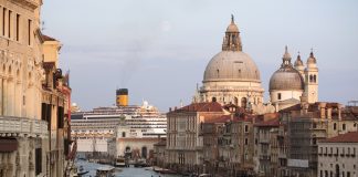 Venezia, multa e Daspo per chi sporca