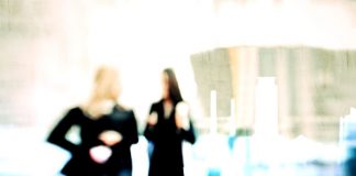 Viaggio nella solitudine contemporanea attraverso le immagini di Rudy Bagozzi Amiche