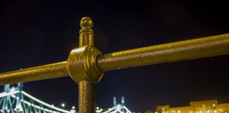 A Budapest barca affondata nel Danubio, le 7 vittime non indossavano il giubbotto di salvataggio riva danubio