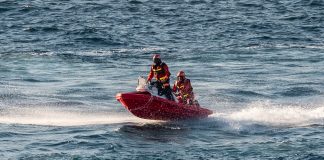Uomo trovato morto in mare con ferite, disposta l’autopsia