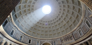 Pioggia di rose al Pantheon nella domenica della Pentecoste Pantheon Roma