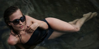 Abbronzatura perfetta, consigli per evitare le scottature ragazza mare