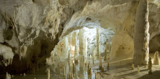 Il grande spettacolo delle grotte cattura un milione e mezzo di turisti l’anno
