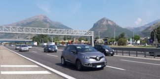 Il mercato dell’auto cresce del 14% a febbraio, Stellantis il doppio traffico autostradale