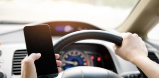Australia, guidi col cellulare? Telecamere hi-tech per multare chi si distrae in auto cellulare autovettura