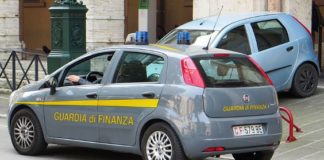 Siracusa, spaccia cocaina e guida la Porche ma prende il reddito di cittadinanza: arrestato guardia di finanza
