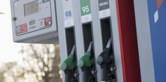 Benzina aumenta ancora, al self in autostrada a 2,015 euro pompa benzina