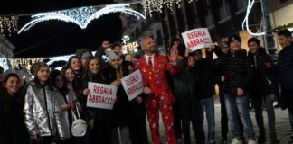 A Natale regala Abbracci, ecco il video di Luca Abete A Natale regala Abbracci, ecco il video di Luca Abete
