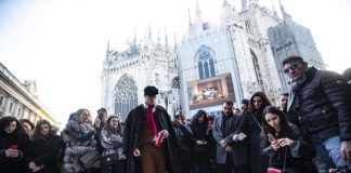 Achille Lauro artista di strada a sorpresa a Milano