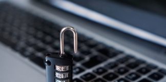 Grosseto, studenti “hacker” rischiano il processo: avevano cancellato assenze ingiustificate dal pc di classe lucchetto notebook