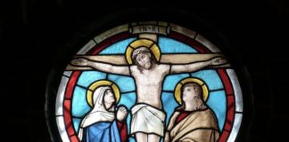 Papa Francesco: “Signore, dona salute ai corpi e conforto ai cuori” croce finestra