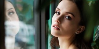 Capelli sempre in ordine, i consigli per apparire bene in video look pettinatura