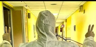 Giornata dei professionisti sanitari, Nursing Up: «Si ammalano ancora 200 infermieri al giorno in tutta Italia» "Vivere" di Vasco Rossi sulla tuta anti Covid di un infermiere di Milano