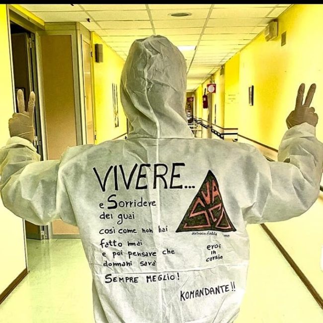 "Vivere" di Vasco Rossi sulla tuta anti Covid di un infermiere di Milano