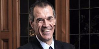 Cottarelli, appello al governo: “Garantire che saremo tra i primi a completare le vaccinazioni”