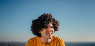 “Viaggio post Maturità” tra malinconia e ricordi nel singolo di Calabi calibi