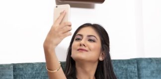Video chiamate e messaggi, ecco alcuni consigli di trucco ragazza in video chat
