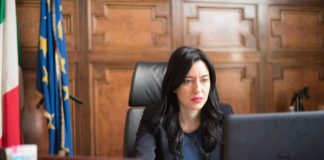 La Sardegna brucia, Azzolina: “Mi spiace immensamente”