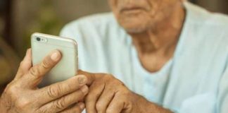 Solitudine sociale, un supporto digitale per gli over 65 anziano cellulare