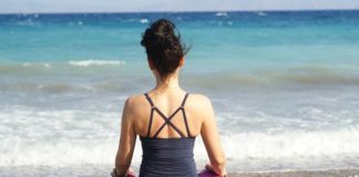 Donne, alla ricerca del tempo per sè stesse: ecco alcuni consigli relax donna yoga mare