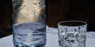 Sbalzi di temperatura, consigli per affrontarli al meglio Secondo le ultime previsioni, Caronte, l’anticiclone africano protagonista di molte estati Italiane, quest’anno non si presenterà, al contrario le temperature rimarranno abbastanza miti ma con frequenti sbalzi di temperatura. Gli improvvisi e repentini cambiamenti climatici possono rappresentare un vero e proprio problema che può andare a minare il benessere quotidiano, specialmente per le persone con difese immunitarie basse. L’organismo si trova spesso impreparato nell’affrontare i frequenti passaggi di temperatura ma bastano alcune precauzioni per cercare di evitare di essere colti da malesseri e raffreddori dettati dall’incertezza metereologica. “Gli sbalzi di temperatura ed il caldo improvviso possono causare malessere e problemi fisici alle persone che, non avendo il tempo necessario per adattarsi, non riescono a sopportare al meglio la nuova condizione climatica.” spiega il Dottor Alessandro Zanasi, membro dell’Osservatorio S. Pellegrino e docente all’Università di Bologna. “Per una corretta termoregolazione corporea, stressata nei periodi di sbalzi climatici, è importante assumere molti liquidi, indipendentemente dalla propria attività. Soprattutto i minerali come sodio e potassio, che il corpo umano perde attraverso la sudorazione, vanno reintegrati velocemente attraverso acque ricche di questi oligoelementi e con una corretta alimentazione.” Conclude il Dottor Zanasi. Ecco 5 utili consigli per affrontare al meglio gli sbalzi climatici: - Cercare di ridurre lo sbalzo termico mantenendo la temperatura tra ambienti esterni ed interni equilibrata soprattutto nei periodi caldi quando verranno accesi i condizionatori nelle case e nei locali pubblici. - L’idratazione è la base su cui si fonda la termoregolazione. Per mantenere costante la temperatura corporea, specialmente per raffreddare il corpo, è necessario quindi assumere liquidi nel corso di tutta la giornata e non solo quando si avverte lo stimolo della sete. - È fondamentale ricordarsi che ad una corretta idratazione bisogna associare una dieta sana ed equilibrata, ricca di frutta e verdura. - Potassio e magnesio sono preziosi sali minerali che si perdono durante l'attività fisica: è quindi necessario assumerli con costanza per evitare la carenza nell’organismo. - È indicato vestirsi a strati in modo da essere coperti in caso facesse freddo e potersi spogliare gradualmente se si ha caldo. È quindi consigliato scegliere abiti in fibre naturali come cotone e lino che lasciano traspirare la pelle. Grazie a questi consigli, e ad una bottiglietta d’acqua sempre a portata di mano, proteggerci un po' di più da questi sbalzi di temperatura sarà facile e pratico.