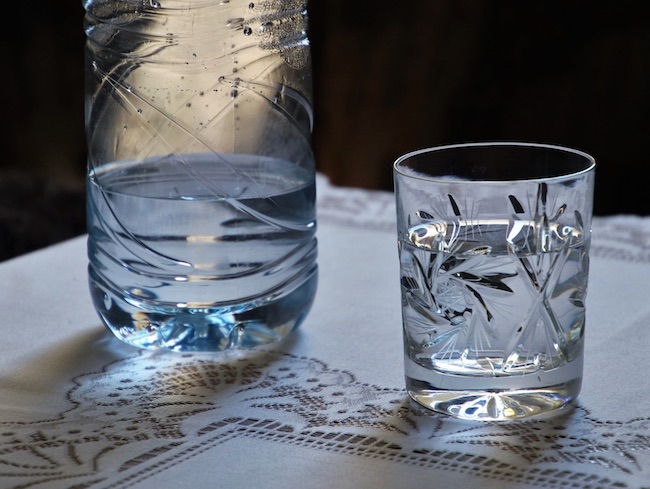 Secondo le ultime previsioni, Caronte, l’anticiclone africano protagonista di molte estati Italiane, quest’anno non si presenterà, al contrario le temperature rimarranno abbastanza miti ma con frequenti sbalzi di temperatura. Gli improvvisi e repentini cambiamenti climatici possono rappresentare un vero e proprio problema che può andare a minare il benessere quotidiano, specialmente per le persone con difese immunitarie basse. L’organismo si trova spesso impreparato nell’affrontare i frequenti passaggi di temperatura ma bastano alcune precauzioni per cercare di evitare di essere colti da malesseri e raffreddori dettati dall’incertezza metereologica. “Gli sbalzi di temperatura ed il caldo improvviso possono causare malessere e problemi fisici alle persone che, non avendo il tempo necessario per adattarsi, non riescono a sopportare al meglio la nuova condizione climatica.” spiega il Dottor Alessandro Zanasi, membro dell’Osservatorio S. Pellegrino e docente all’Università di Bologna. “Per una corretta termoregolazione corporea, stressata nei periodi di sbalzi climatici, è importante assumere molti liquidi, indipendentemente dalla propria attività. Soprattutto i minerali come sodio e potassio, che il corpo umano perde attraverso la sudorazione, vanno reintegrati velocemente attraverso acque ricche di questi oligoelementi e con una corretta alimentazione.” Conclude il Dottor Zanasi. Ecco 5 utili consigli per affrontare al meglio gli sbalzi climatici: - Cercare di ridurre lo sbalzo termico mantenendo la temperatura tra ambienti esterni ed interni equilibrata soprattutto nei periodi caldi quando verranno accesi i condizionatori nelle case e nei locali pubblici. - L’idratazione è la base su cui si fonda la termoregolazione. Per mantenere costante la temperatura corporea, specialmente per raffreddare il corpo, è necessario quindi assumere liquidi nel corso di tutta la giornata e non solo quando si avverte lo stimolo della sete. - È fondamentale ricordarsi che ad una corretta idratazione bisogna associare una dieta sana ed equilibrata, ricca di frutta e verdura. - Potassio e magnesio sono preziosi sali minerali che si perdono durante l'attività fisica: è quindi necessario assumerli con costanza per evitare la carenza nell’organismo. - È indicato vestirsi a strati in modo da essere coperti in caso facesse freddo e potersi spogliare gradualmente se si ha caldo. È quindi consigliato scegliere abiti in fibre naturali come cotone e lino che lasciano traspirare la pelle. Grazie a questi consigli, e ad una bottiglietta d’acqua sempre a portata di mano, proteggerci un po' di più da questi sbalzi di temperatura sarà facile e pratico.