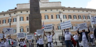 A.I.S.S. e S.I.L.B. su riapertura locali da ballo e concerti in sicurezza cartelli protesta aiss silb