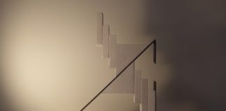 Tra equilibrio e leggerezza con le sculture di Daniele Ruffini composizione undici siporex e ferro nero