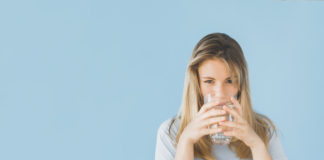 Combattere stress e ansia: consigli sulla corretta idratazione bicchiere d'acqua idratazione