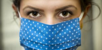 Coronavirus, l’Ordine dei Medici: ‘Le mascherine non fanno male’ donna mascherina colorata