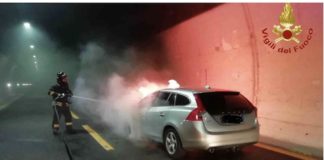 Novara, auto in fiamme in galleria: pronto intervento dei Vigili del Fuoco novara vigili del fuoco