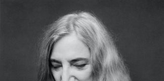 Patti Smith sul palco del Murmrr Theatre in Brooklyn: ecco quando patti smith