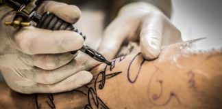 Tatuaggi in estate: regole da seguire da Confartigianato Firenze tatuaggio