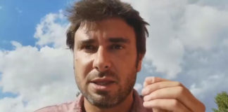 Alessandro Di Battista in scena a Milano con “Assange, colpirne uno per educarne cento”