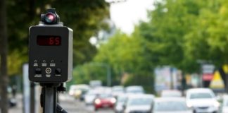 Codice della strada, riforma nascosta nel Dl semplificazione: arrivano gli autovelox anche in città