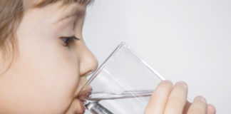Acqua e scuola: corretta idratazione per migliorare attenzione e memoria acqua scuola