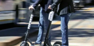 Monopattini vietati a Parigi, ma in Italia aumenta il noleggio