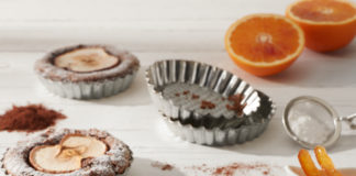 Tortine di mele: ricetta del dolce con cioccolato, anacardi e arancia candita tortine mele