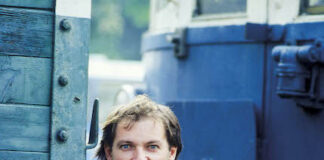 Vasco Rossi, “Jenny è pazza” pubblicata per la prima volta sulle piattaforme di streaming digitale Vasco Rossi tra due vagoni ferroviari